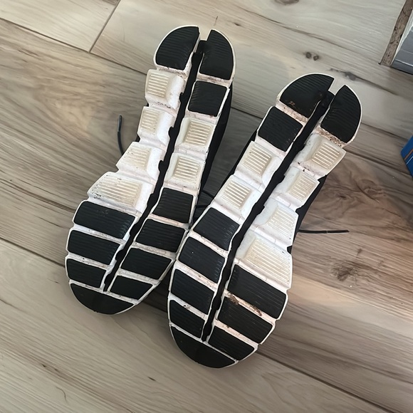 On Cloud Running Shoes Black - Picture 3 of 5